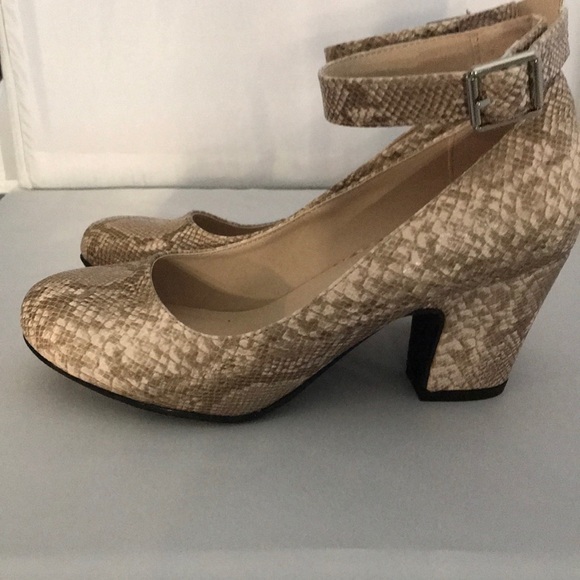 Faux Snakeskin pump with ankle straps - Picture 1 of 7